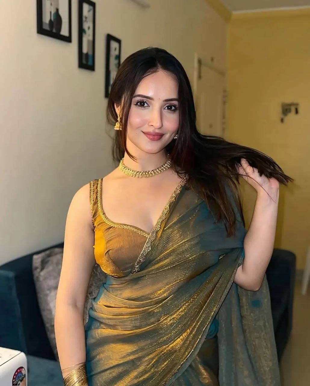 Dual-Hued Chiffon Saree with a Touch of Glam