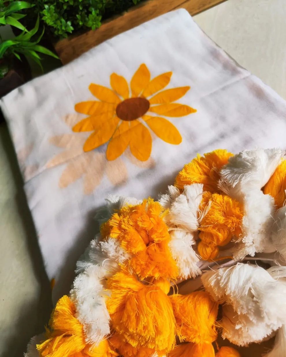 Elegant Linen Saree with Sunflower Print and Tassel Border – Lightweight Summer Wear