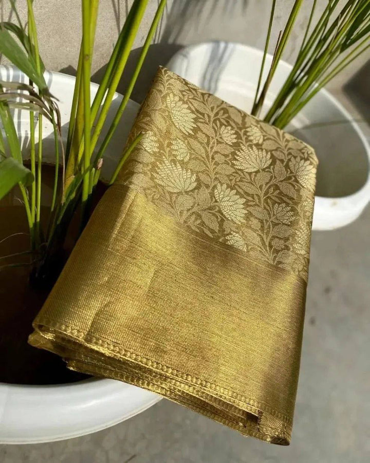 Sunehri Banarasi Silk Saree – Rich Zari Weaving & Traditional Elegance