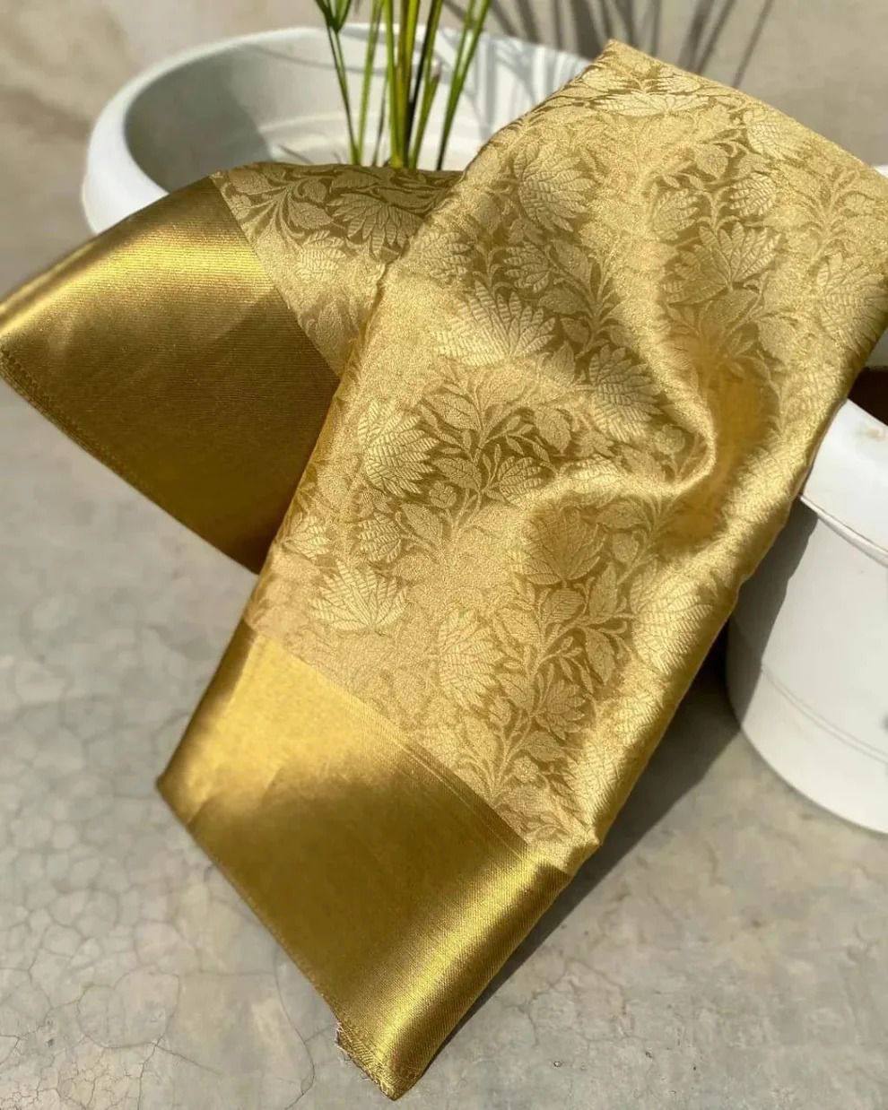Sunehri Banarasi Silk Saree – Rich Zari Weaving & Traditional Elegance